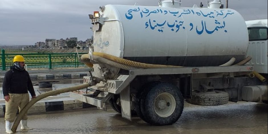 محافظ شمال سيناء يتابع عمليات تصريف مياه الأمطار  من شوارع العريش (صور)