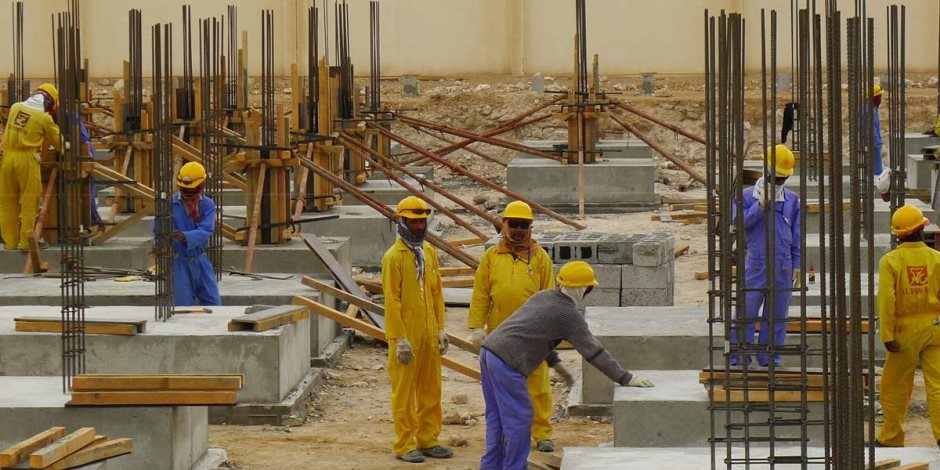في زمن كورونا.. إجراءات قطر الوقائية لا تشمل العمال الأجانب 