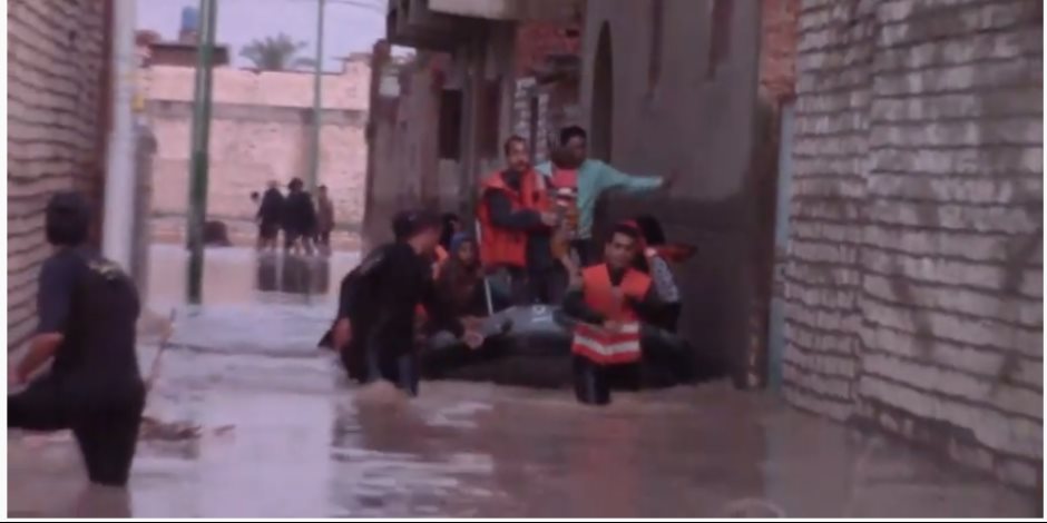 أمن الجيزة يوجه قوافل إغاثة لأهالي قري مركز الصف المتضررين من الأمطار والسيول (فيديو)
