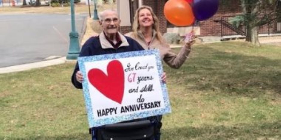 الحب في زمن الكورونا.. عجوز يتحايل علي الوباء ليحتفل بعيد زواجه الـ 67 مع زوجته المريضة