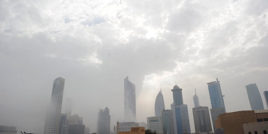 حالة الطقس في الخليج.. شديد الحرارة في الإمارات والكويت وأمطار ورياح بالسعودية