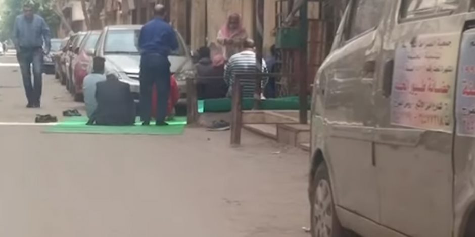 أول مخالفة لقرار الوزير.. مسجد الكحال بشبرا يفرش "حصير" ويخطب الجمعة (فيديو) 