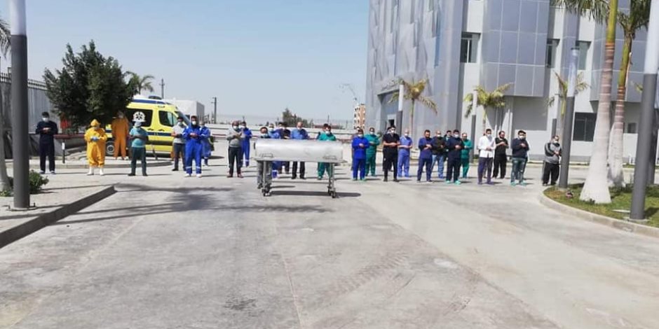 أطباء مستشفى العزل بالإسماعيلية يصلون صلاة الجنازة على الدكتور أحمد اللواح (صور)