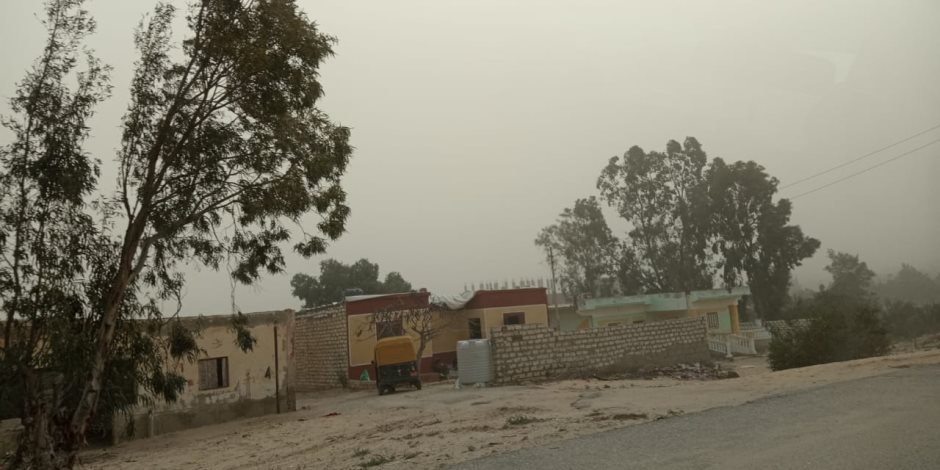عواصف ترابية تغلق الطرق وتقطع الكهرباء بشمال سيناء.. والمحافظة ترفع الطوارئ ( صور)