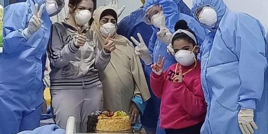 مستشفى العجمي بالإسكندرية تحتفل بعيد ميلاد أصغر مريضة مصابة بالكورونا