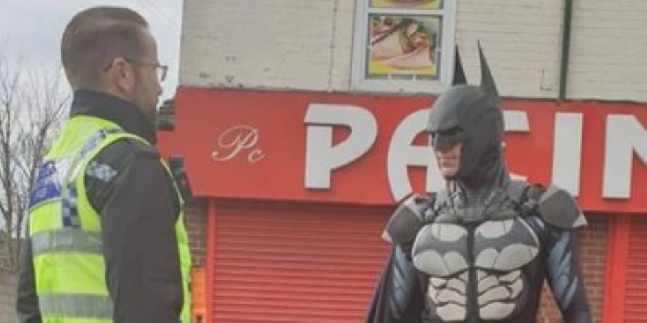 باتمان يتجول بشوارع بريطانيا لرفع معنويات الأطفال والمواطنين لمواجهة كورونا