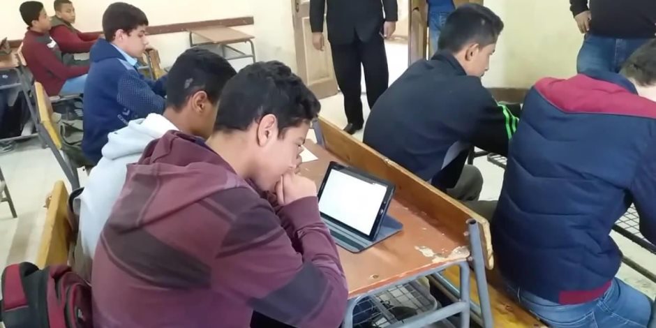 طلاب أولى ثانوى يؤدون امتحان الجغرافيا على المنصة دون مشكلات تقنية