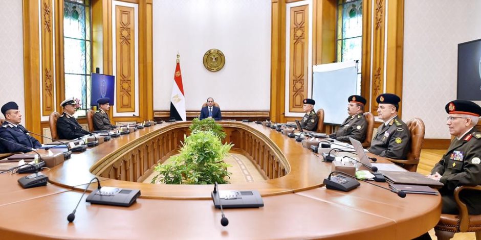 الرئيس السيسي يجتمع بوزير الدفاع وقادة الأفرع الرئيسية للقوات المسلحة