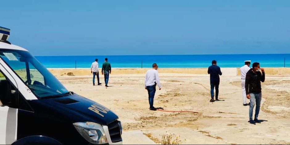 سيارات الشرطة تجوب شواطئ مارينا والساحل الشمالي لمنع تواجد المواطنين (صور)