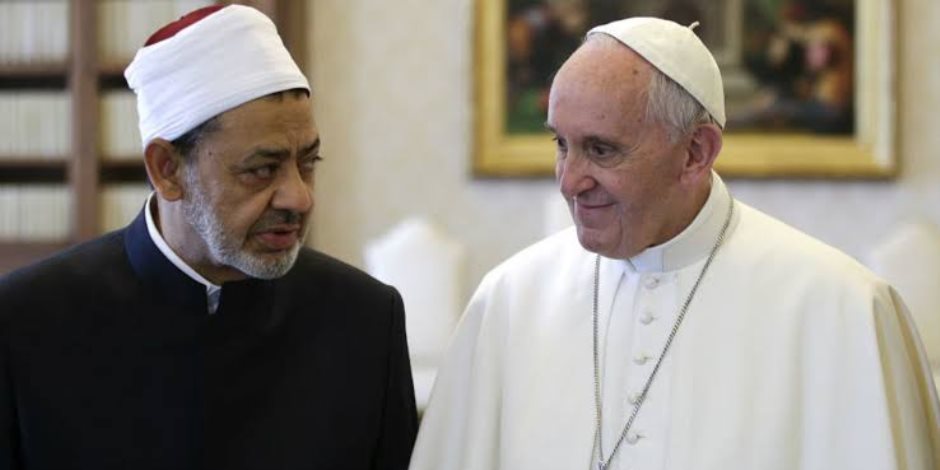 شيخ الأزهر يتلقى اتصالًا هاتفيًّا مِن البابا فرنسيس للتهنئة بشهر رمضان المبارك