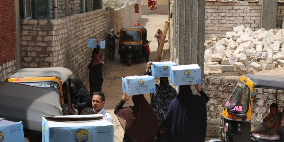 رابطة العالم الإسلامى توزع 4700 سلة غذائية لاغاثة متضررى كورونا بمصر