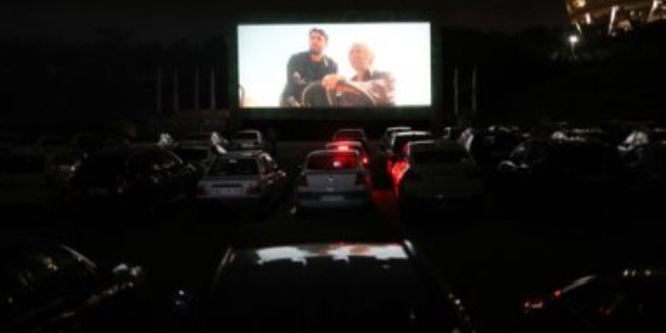  خوفا من كورونا.. مشاهدة الأفلام على شاشة ضخمة من داخل السيارات بإيران 