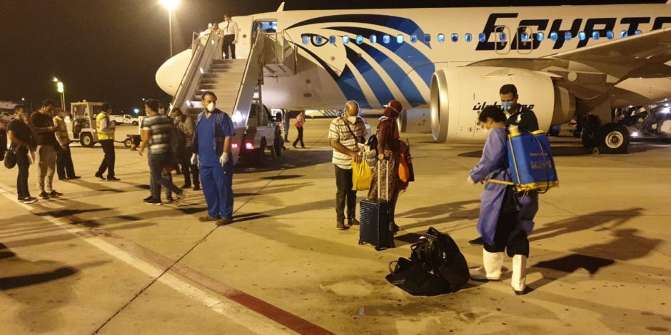 مطار مرسى علم يستقبل رحلة طيران لعالقين مصريين من الهند تقل 104 ركاب (صور)