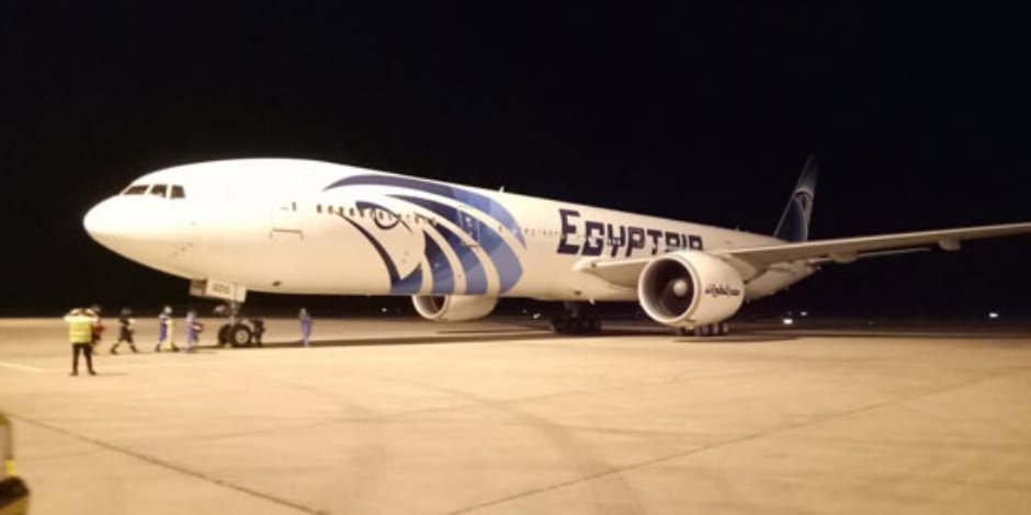 مطار مرسى علم الدولى يستقبل رحلة طيران تقل 87 مصريا عالقا فى إنجلترا (صور)