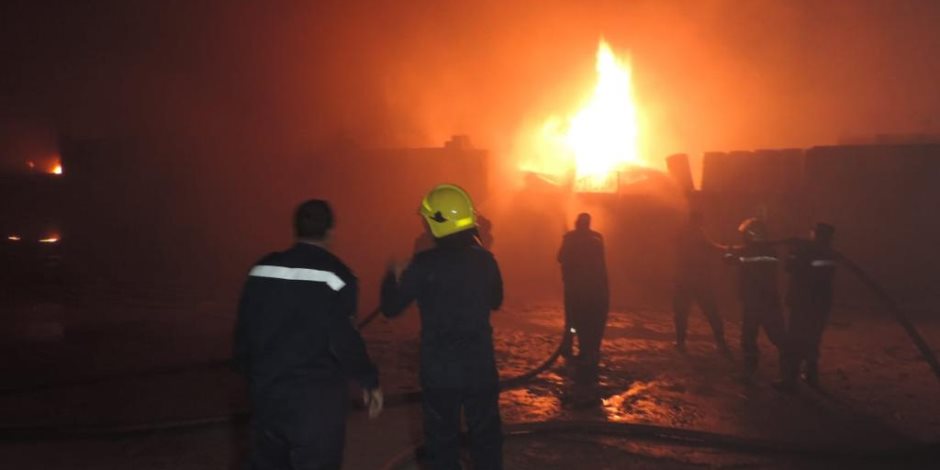 الحماية المدنية تدفع ب22سيارة إطفاء للسيطرة على حريق مصنع الأسفنج بالعبور والقوات تحاصر النيران (صور)