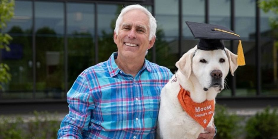 "الدكتور البوبي".. كلب يحصل حصل على الدكتوراة من جامعة أمريكية (صور)