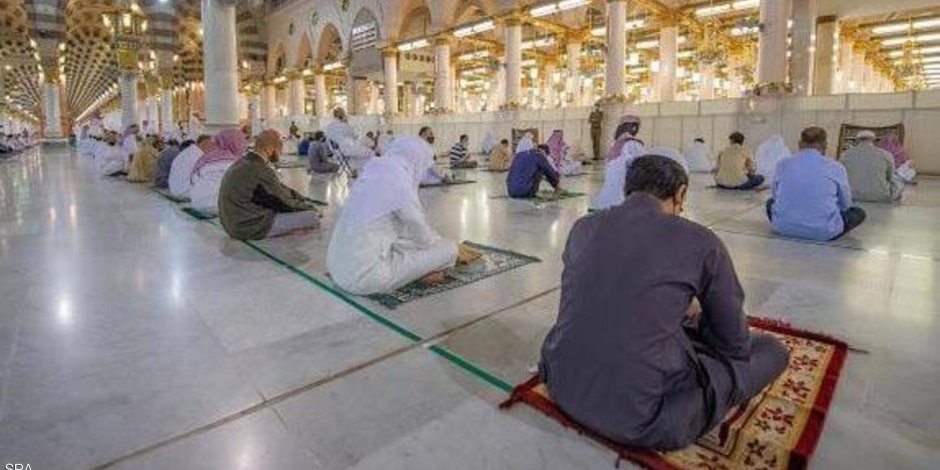المسجد النبوي يفتح أبوابه أمام المصلين مع الالتزام بارتداء الكمامات وإجراءات التباعد (صور)