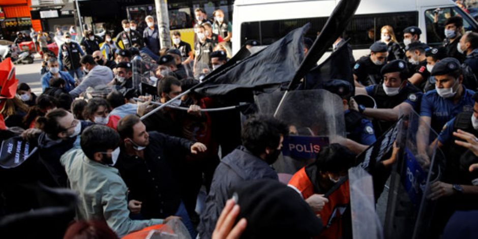 الشرطة التركية تعتدى على متظاهرين لاحتجاجهم على مقتل جورج فلويد (صور)