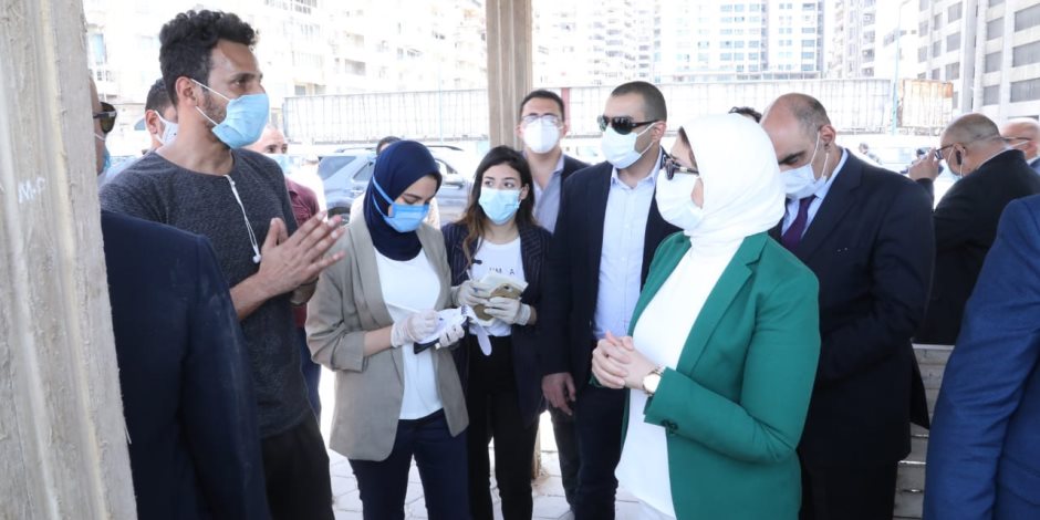خلال زيارة للمحافظة.. وزيرة الصحة توقف موكبها للتحدث مع المواطنين على كورنيش الإسكندرية (صور)