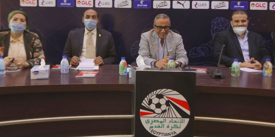 اتحاد الكرة: ندرس إسناد مباراة القمة بين الأهلى والزمالك لحكم مصرى