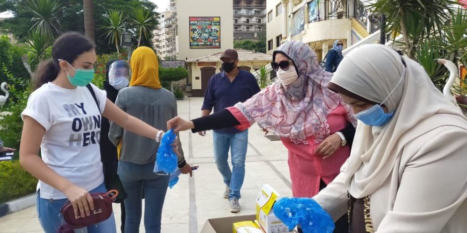 بوابات تعقيم وكواشف حرارة بمدرسة الشهيد مصطفى عميرة في مصر الجديدة