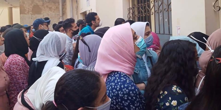 بعد "المشهد الكارثي".. جامعة الإسكندرية: فتح تحقيق في واقعة تجمع طلاب كلية الآداب