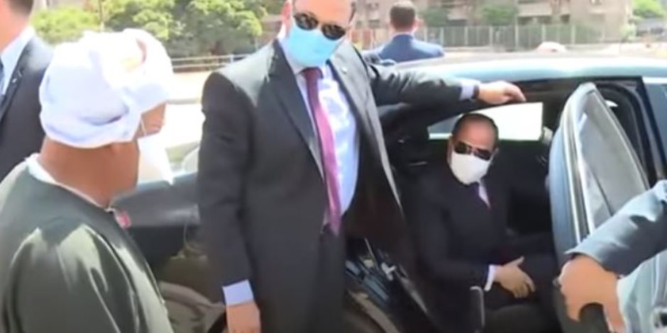 السيسي يطمئن على أحوال مواطن.. ويشدد على ضرورة ارتداء الكمامات أثناء العمل (فيديو)