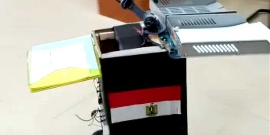 لمنع انتشار كورونا.. «روبوت» لتوزيع أوراق الامتحانات بجامعة قناة السويس