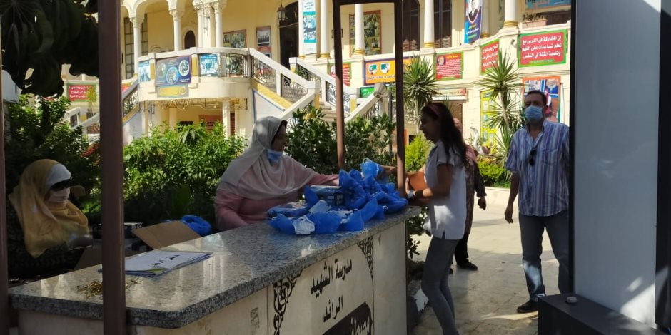 بدء توزيع الكمامات وقياس درجة حرارة طلاب الثانوية العامة بمصر الجديدة