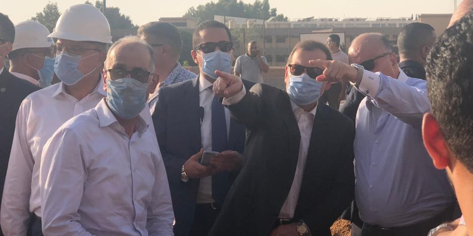 وزير البترول يتابع إخماد حريق ماسورة طريق الإسماعيلية من موقع الحادث