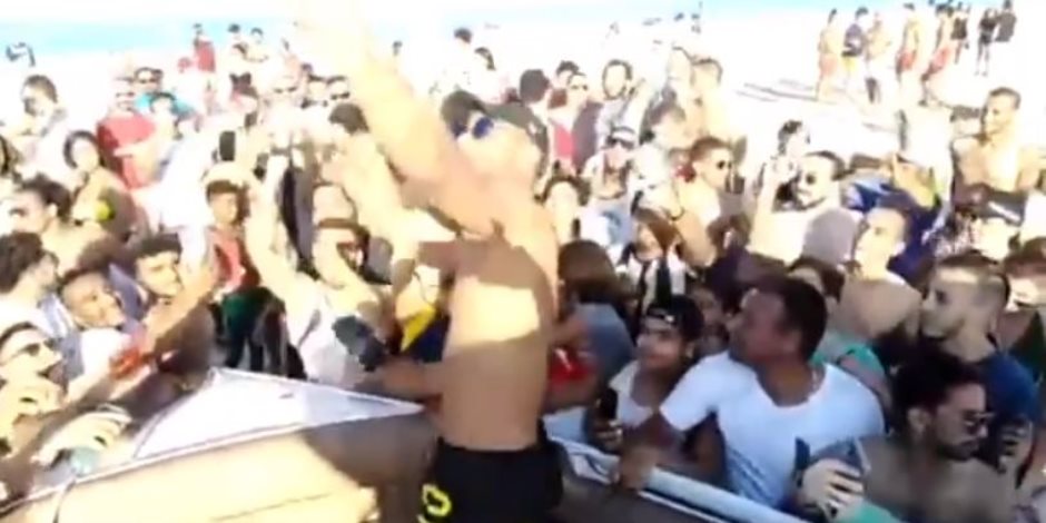 محمد رمضان يرقص ويغنى مع المصطافين فى الساحل الشمالى بعد حكم حبسه (فيديو)