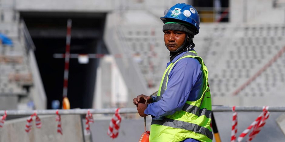 ظروف غير آدمية وأجور منخفضة للعمال الأجانب.. تقارير أممية تفضح «عنصرية» قطر