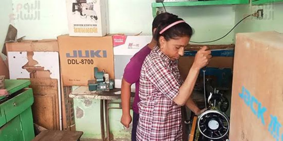 شادية أشطر "أسطى" تصليح ماكينات خياطة في بني سويف تروي قصة كفاحها 
