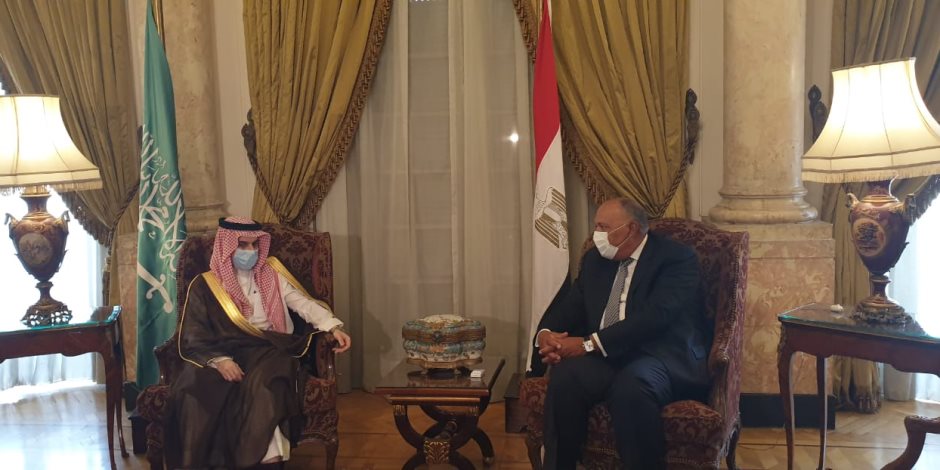 شكري لنظيره السعودي: تنسيق بين القاهرة والرياض لمواجهة التحديات المشتركة