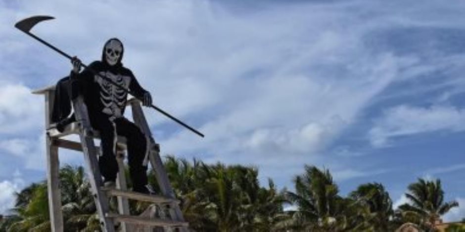 رجل الموت.. طريقة جديدة لإبعاد الناس عن الشواطئ بالمكسيك 