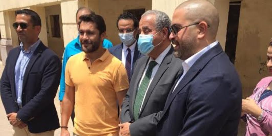 أحمد حسن والناخبون يلتقطون صورا مع وزير التموين أمام اللجنة الانتخابية