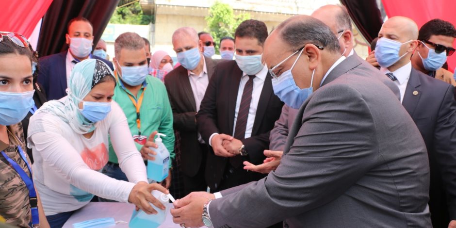 وزير التنمية المحلية ومحافظ القاهرة يتفقدان العملية الانتخابية فى شبرا وعابدين