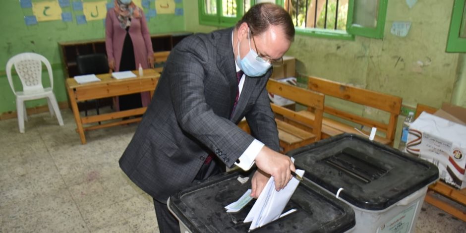 النائب العام يُدلي بصوته في انتخابات مجلس الشيوخ بمدينة نصر (صور)