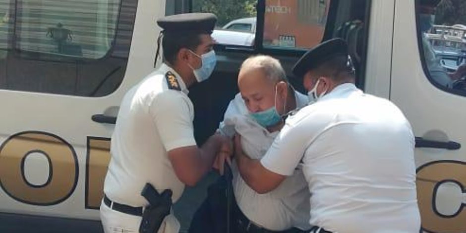 أمن القاهرة يستجيب لطلب مسن بنقله إلى مقار لجنته الانتخابية لسوء حالته الصحية (صور)