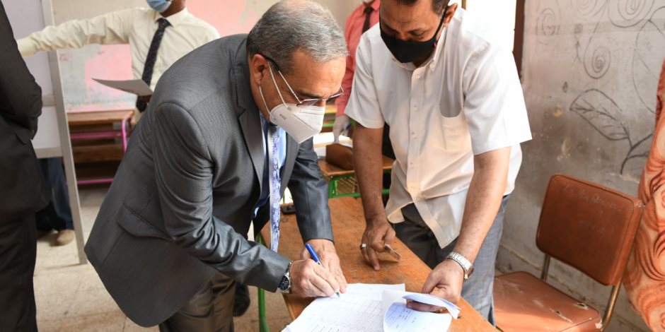 وزير الدولة للإنتاج الحربى يدلى بصوته بانتخابات مجلس الشيوخ بمدينة نصر