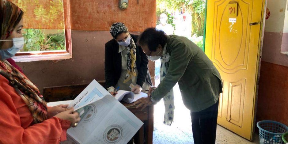 فاروق حسني يدلي بصوته فى انتخابات الشيوخ: المشاركة واجب وطني (صور)