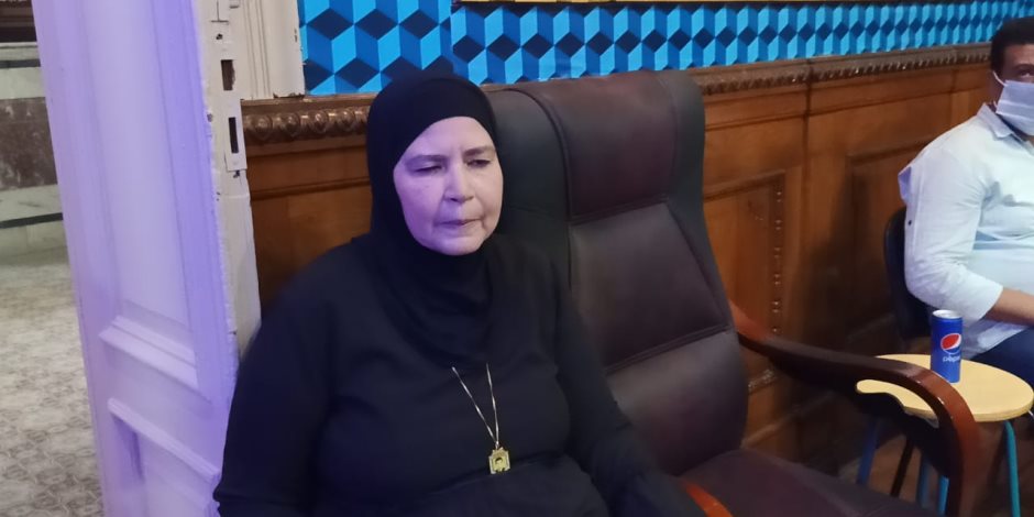 والدة الشهيد مصطفى عميره تدلي بصوتها في مدرسته بانتخابات الشيوخ