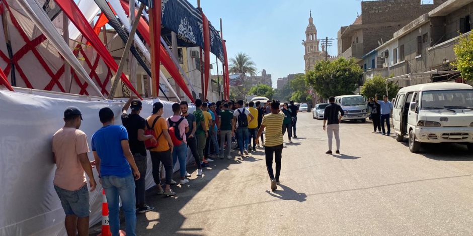 انتخابات مجلس الشيوخ.. طوابير الشباب للمشاركة خارج لجان عين شمس (صور) انتخابات مجلس الشيوخ.. طوابير الشباب للمشاركة خارج لجان عين شمس (صور)
