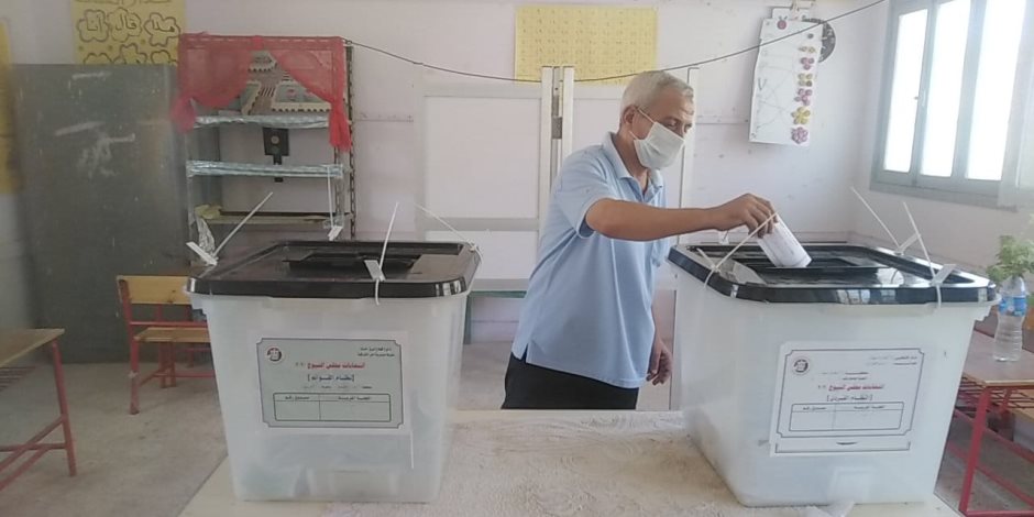 انتخابات مجلس الشيوخ.. توافد الناخبين على لجان شمال سيناء والمحافظ يدعو المواطنين للنزول (صور)