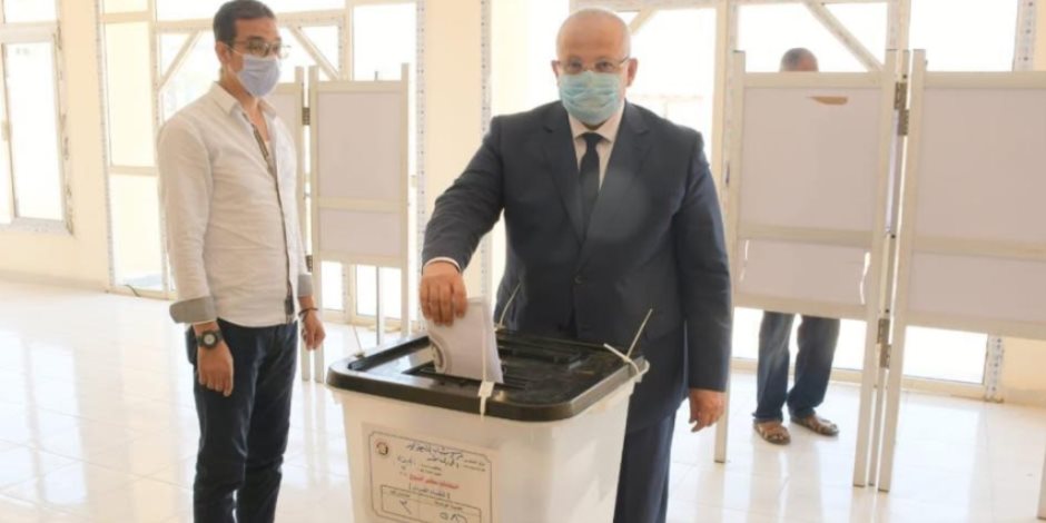 رئيس جامعة القاهرة يُدلى بصوته في انتخابات مجلس الشيوخ.. ويؤكد: فرض عين