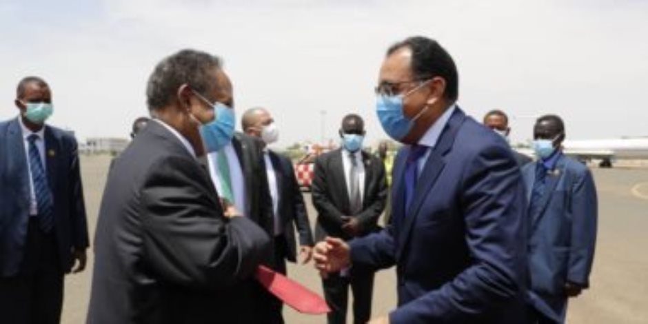 رئيس الوزراء يصل الخرطوم.. وحمدوك على رأس مستقبليه فى المطار