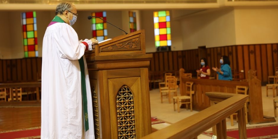 رئيس «الأسقفية» يصلي أول قداس أحد بعد فتح الكنائس للرعايا الأجانب