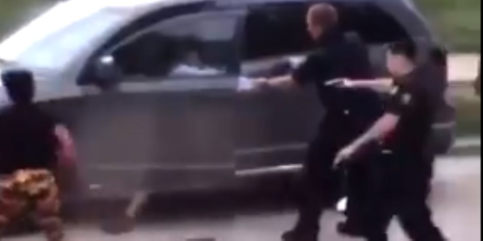 لحظة إطلاق الشرطة الأمريكية الرصاص على شاب أسود بولاية ويسكونسن.. فيديو وصور