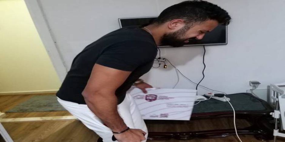 اليوتيوبر عمرو راضي.. يثير تساؤلات السوشيال ميديا بصور العكاز والأشعة