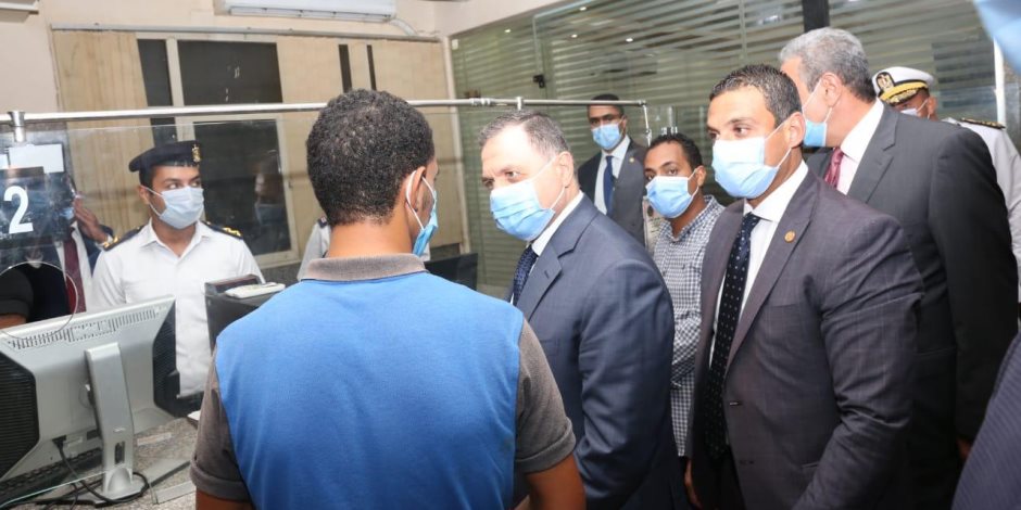 وزير الداخلية يشدد على حسن معاملة المواطنين خلال تفقده مواقع شرطية بالقاهرة والجيزة